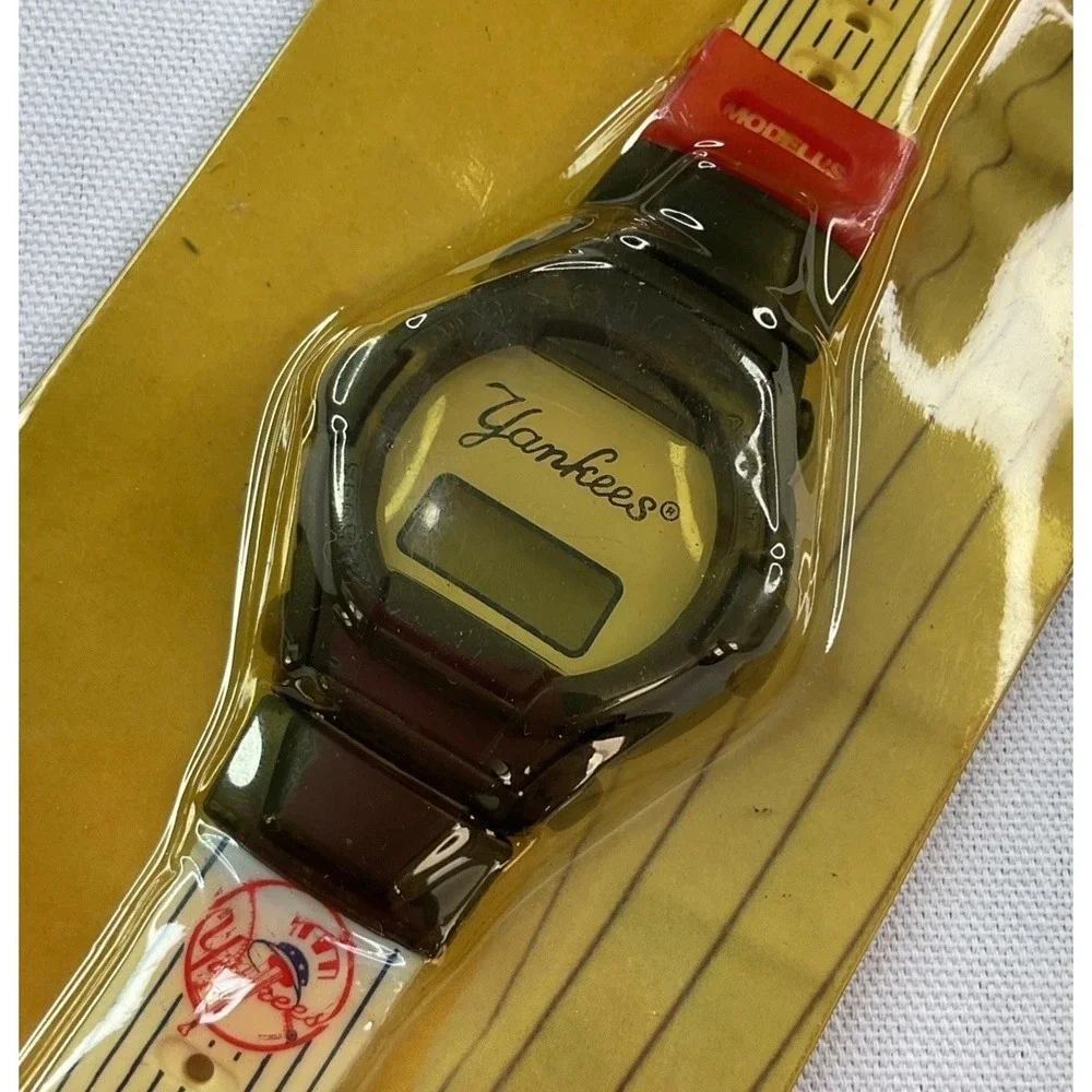 Vintage Yankees Watch 2000 Baseball Modells Sporting Goods New York sealed